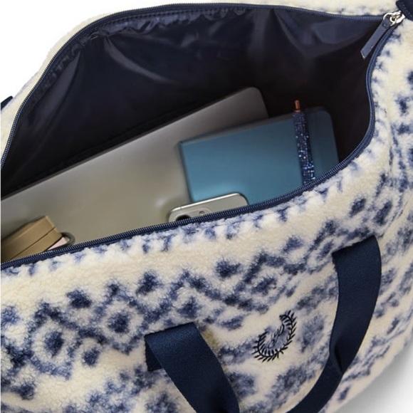 VICTORIA'S SECRET Cozy Plush Weekender Bag NEW - Picture 3 of 3